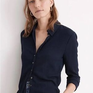 Madewell Crinkle Slim
button up Shirt size 12- fits like womens Medium